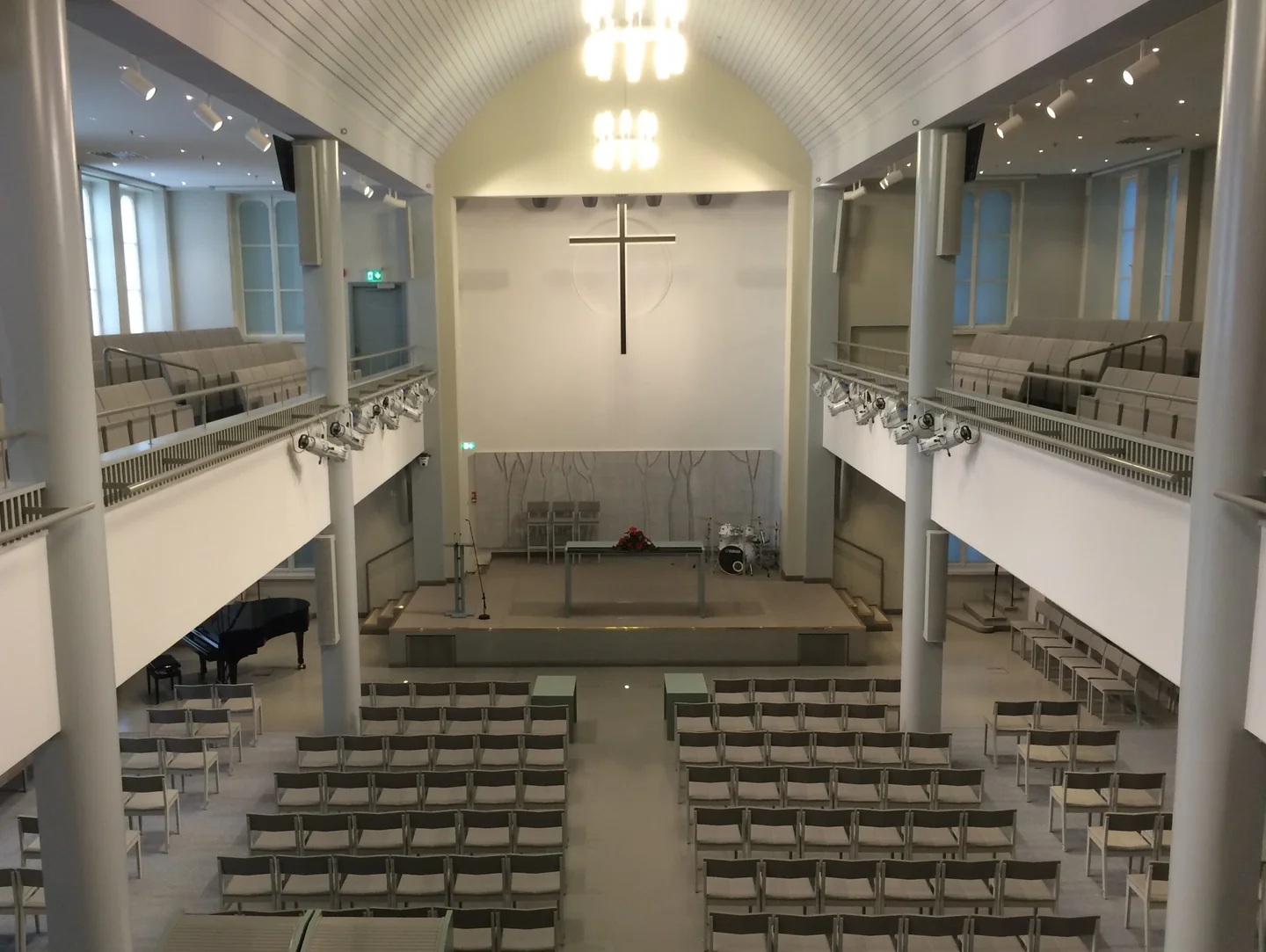 Helsingin Luther-kirkon kunnostettu kirkkosali lehteriltä katsottuna